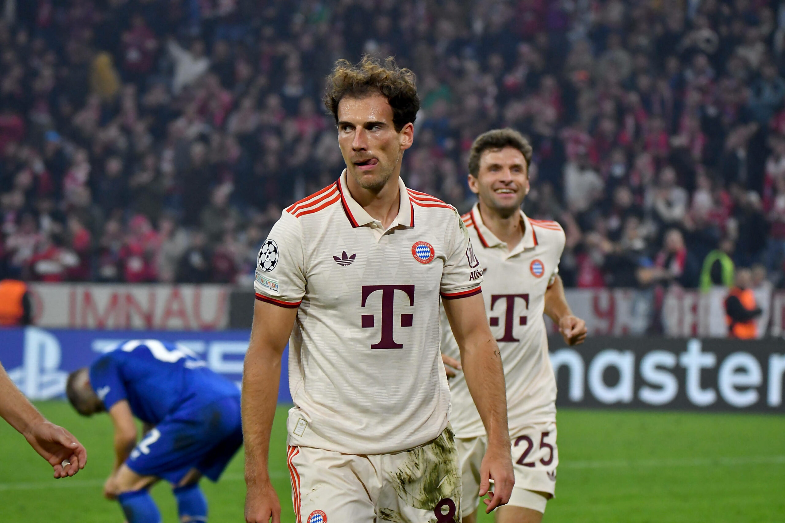 Leon Goretzka guckt kritisch beim Spiel des FC Bayern München gegen Dinamo Zagreb