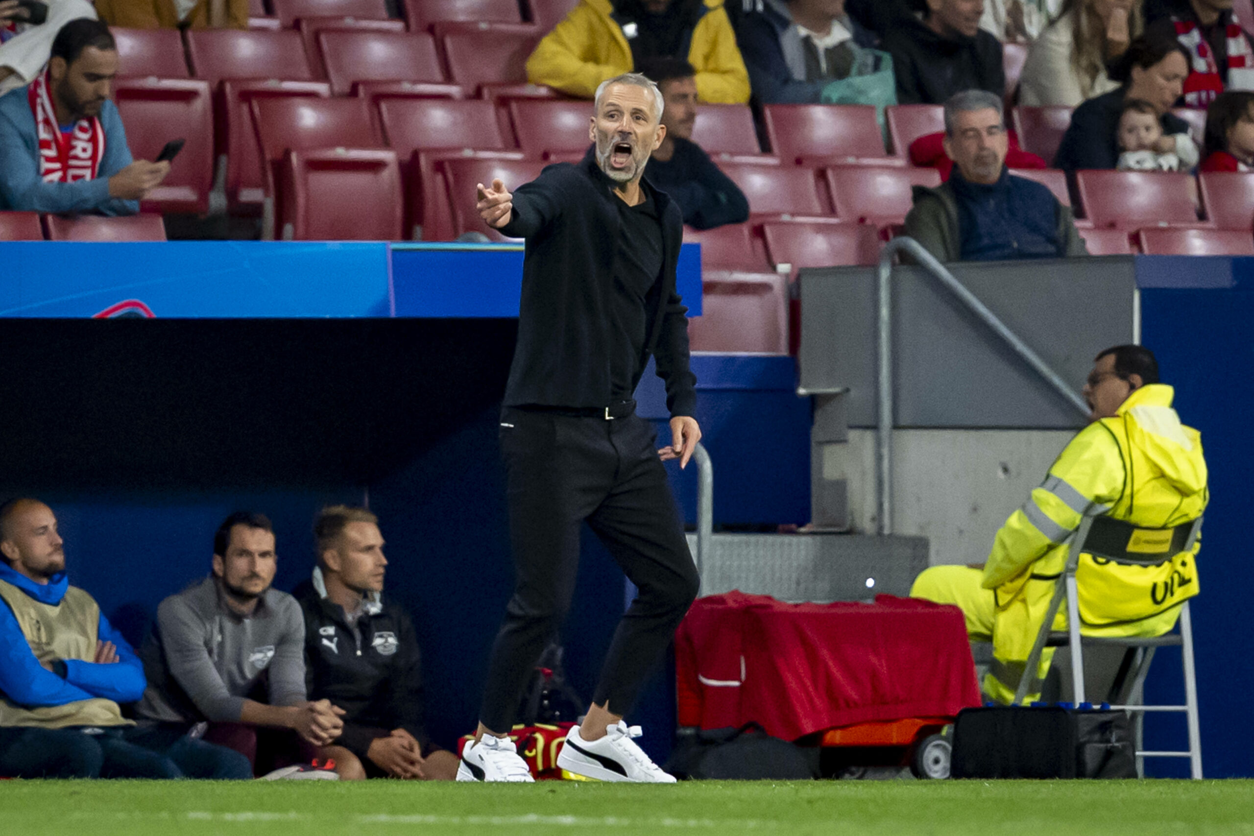 Marco Rose gestikuliert an der Seitenlinie beim Spiel von RB Leipzig gegen Atlético Madrid