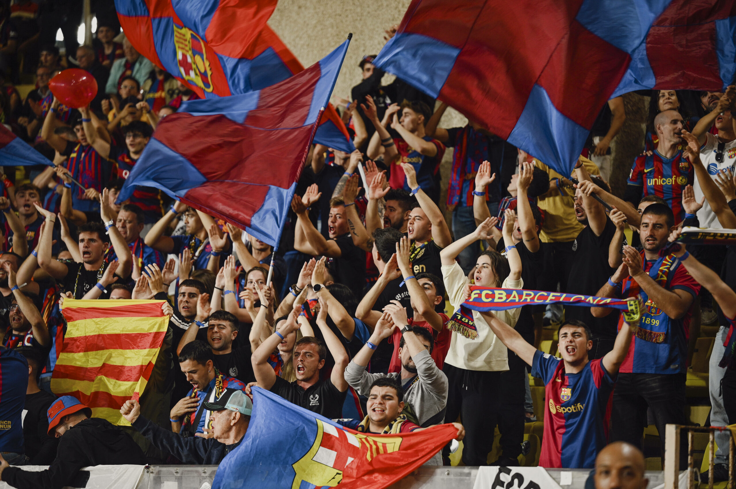 Fans des FC Barcelona jubeln in Monaco