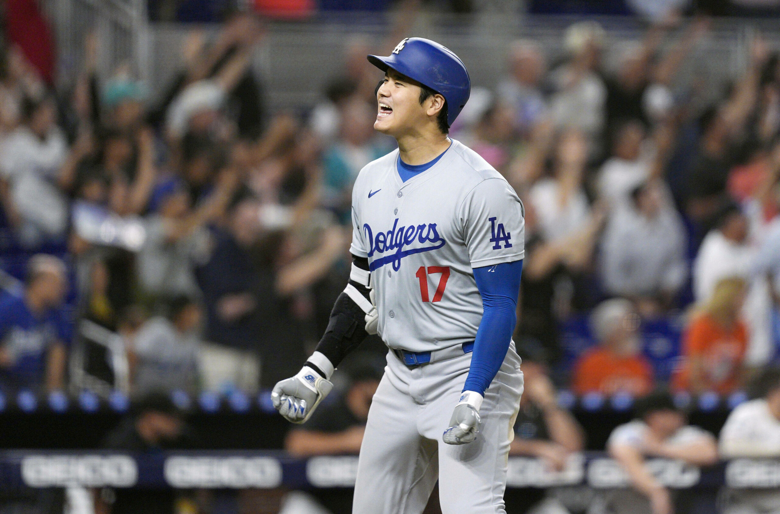 Shohei Ohtani von den Dodgers jubelt im Baseball-Spiel gegen die Marlins