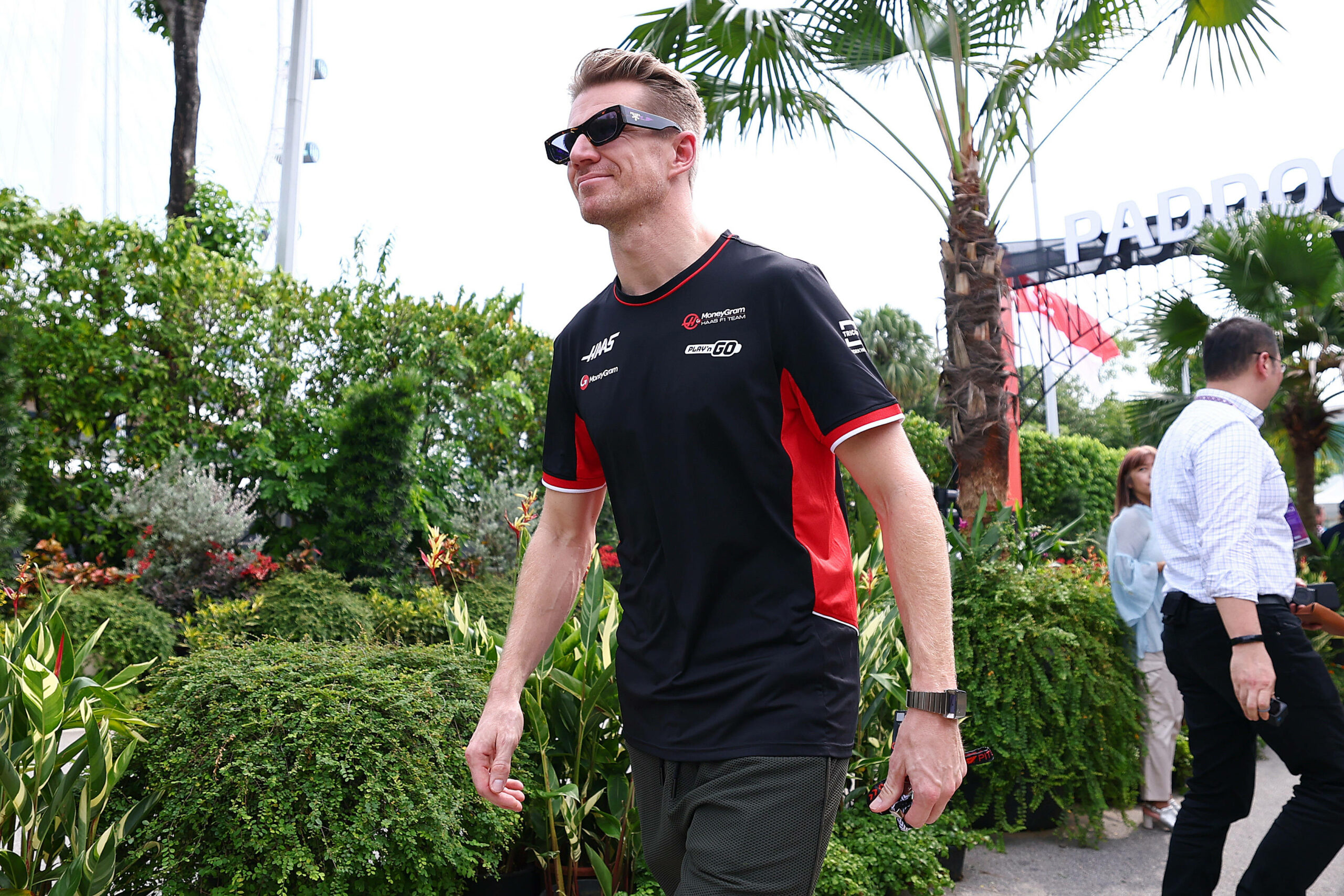 Nico Hülkenberg lächelt am Rande des Grand Prix von Singapur