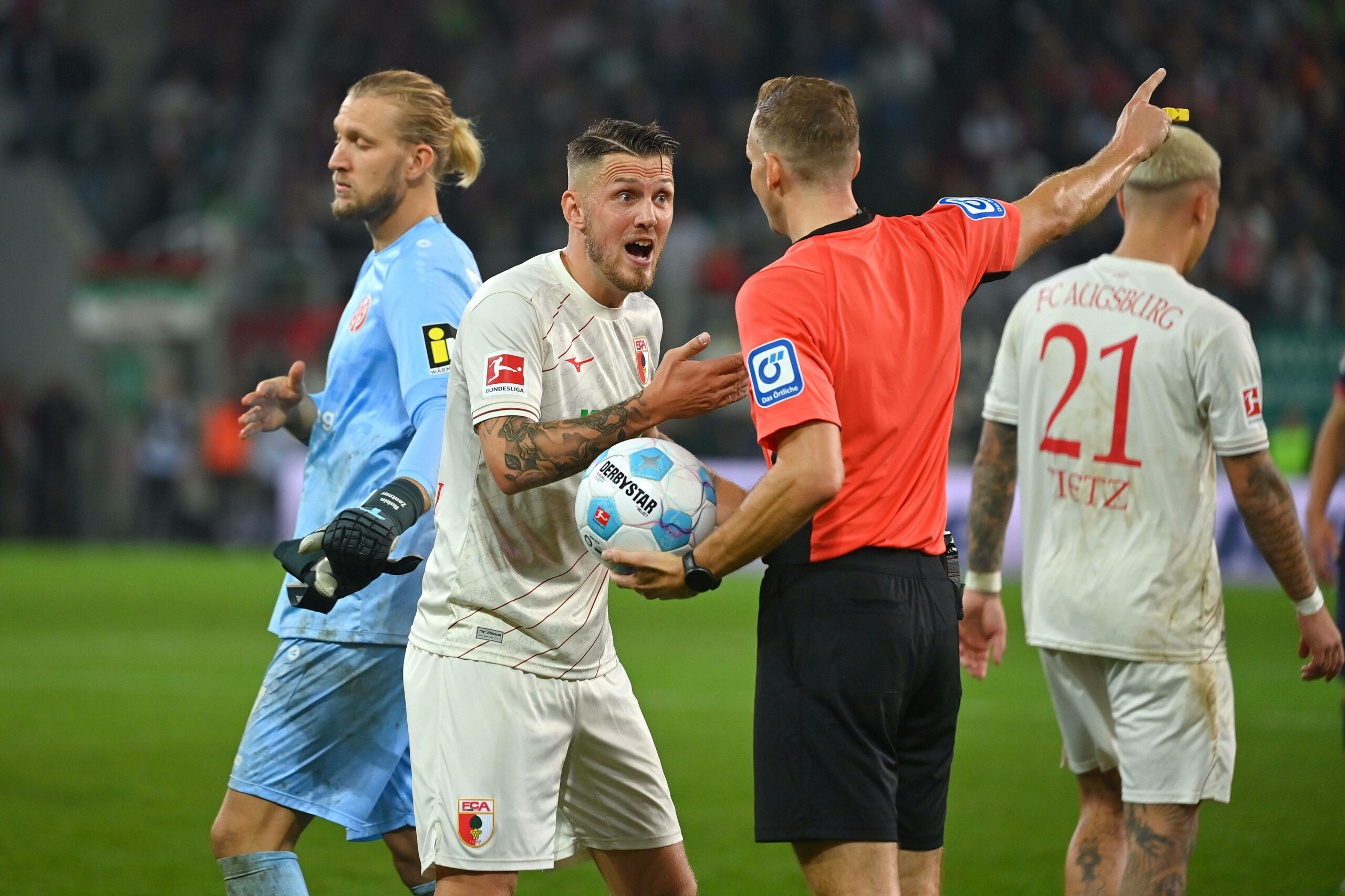 Augsburgs Jeffrey Gouweleeuw war mit den Entscheidungen von Sören Storks nicht immer einverstanden.