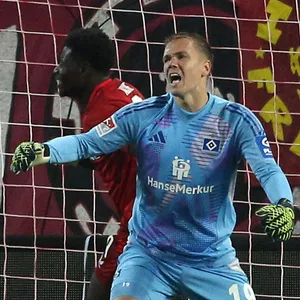 Matheo Raab beklagt sich nach dem Gegentor in Kaiserslautern