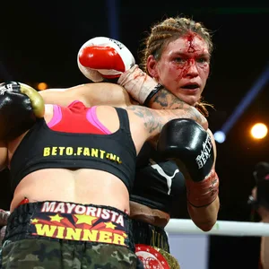 Nina Meinke mit blutüberströmtem Gesicht