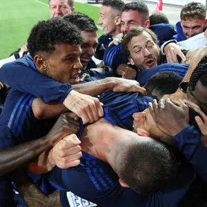 Die Jubeltraube der HSV-Profis nach dem 2:2 in Kaiserslautern