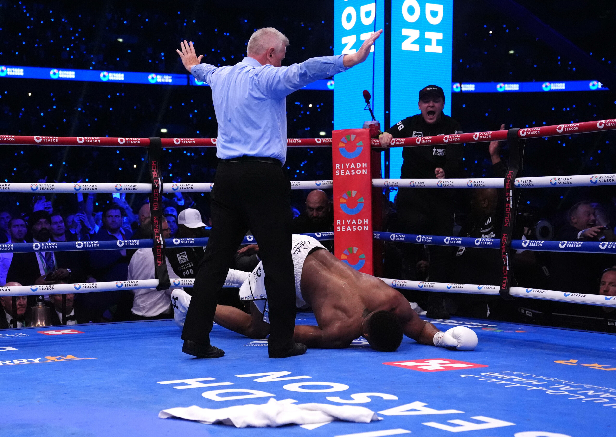 Anthony Joshua geht zu Boden