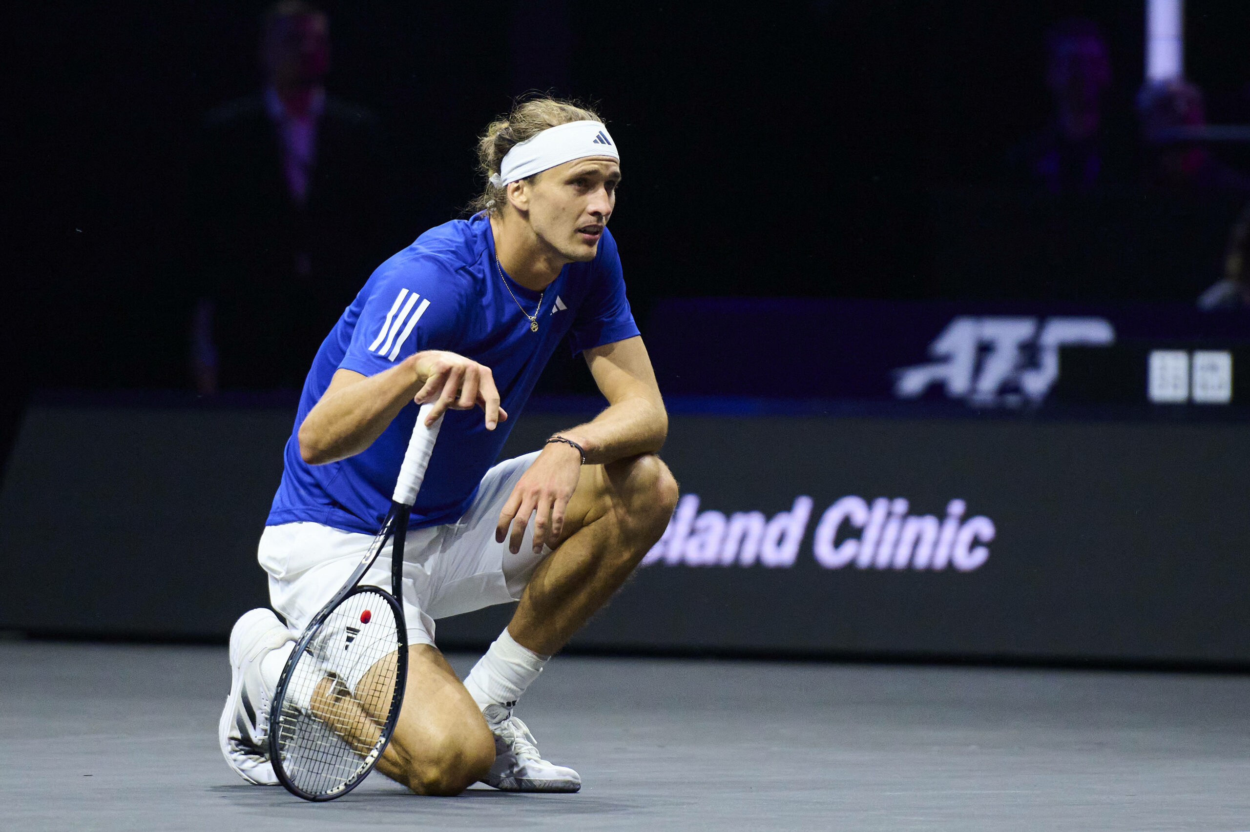 Alexander Zverev stützt sich auf seinem linken Knie ab