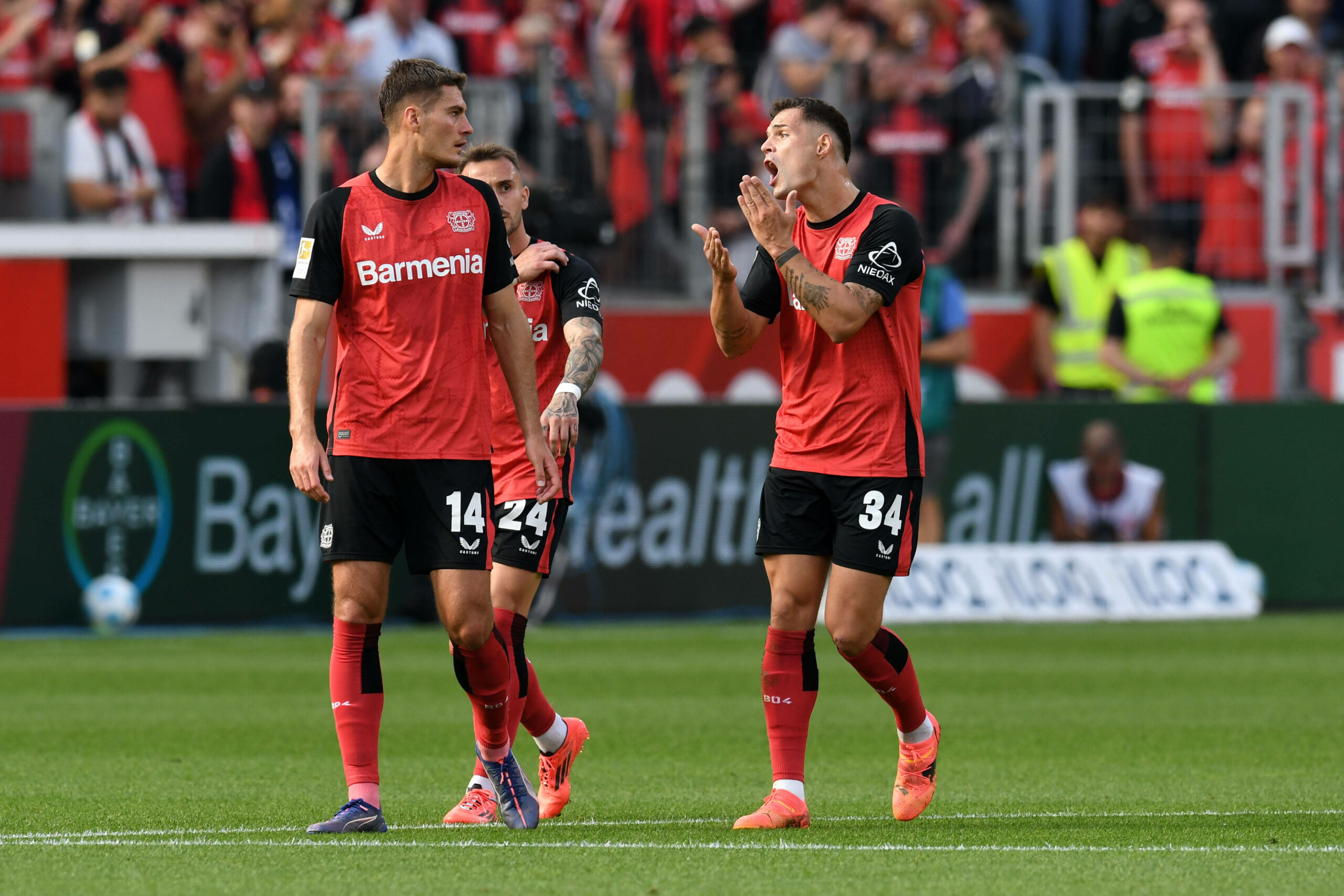 Granit Xhaka meckert mit Patrik Schick.