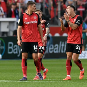 Granit Xhaka meckert mit Patrik Schick.
