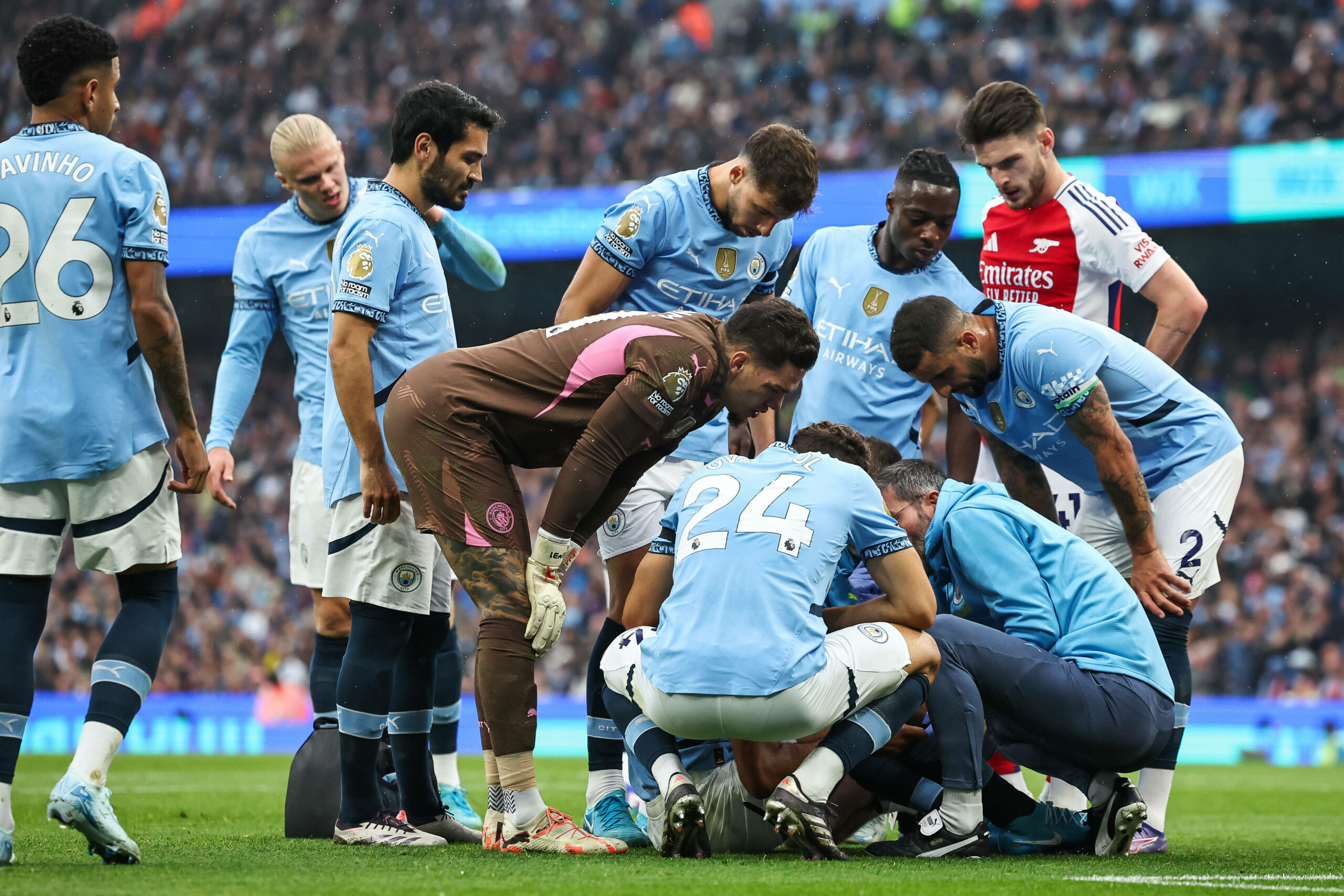 Man City und Arsenal Spieler stehen besorgt um den verletzten Rodri