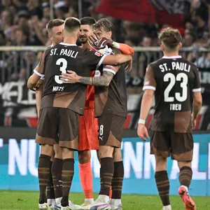 St. Paulis Profis bejubeln den Punktgewinn gegen RB Leipzig.