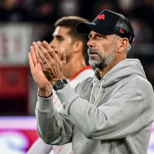 Marco Rose klatscht Beifall am Millerntor