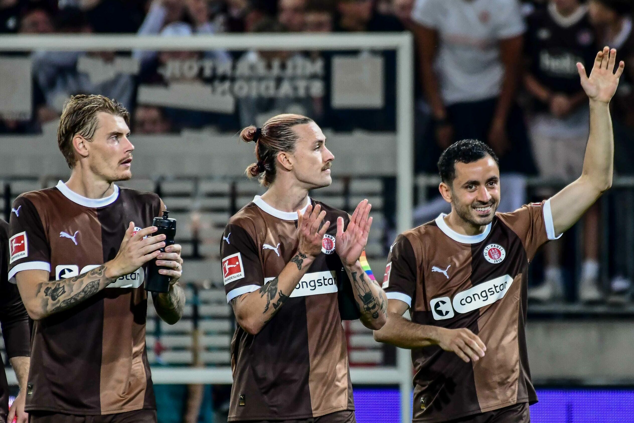 Eric Smith, Jackson Irvine und Manolis Saliakas beklatschen das 0:0 gegen Leipzig.