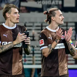 Eric Smith, Jackson Irvine und Manolis Saliakas beklatschen das 0:0 gegen Leipzig.