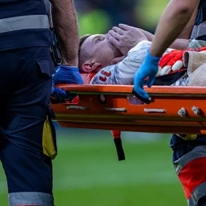 Marc-Andre ter Stegen verdeckt vor schmerzen sein Gesicht und wir von Sanitätern vom Feld getragen.