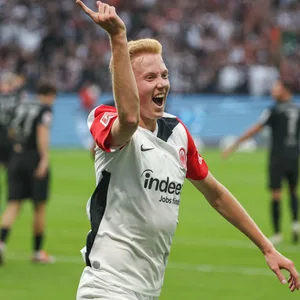 Hugo Larrson jubelt und schwingt den Arm