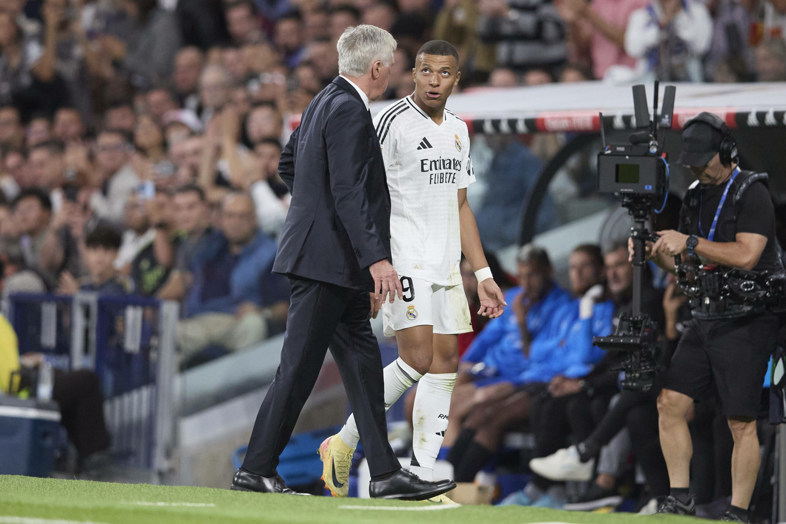 Carlo Ancelotti im Gespräch mit Kylian Mbappé.