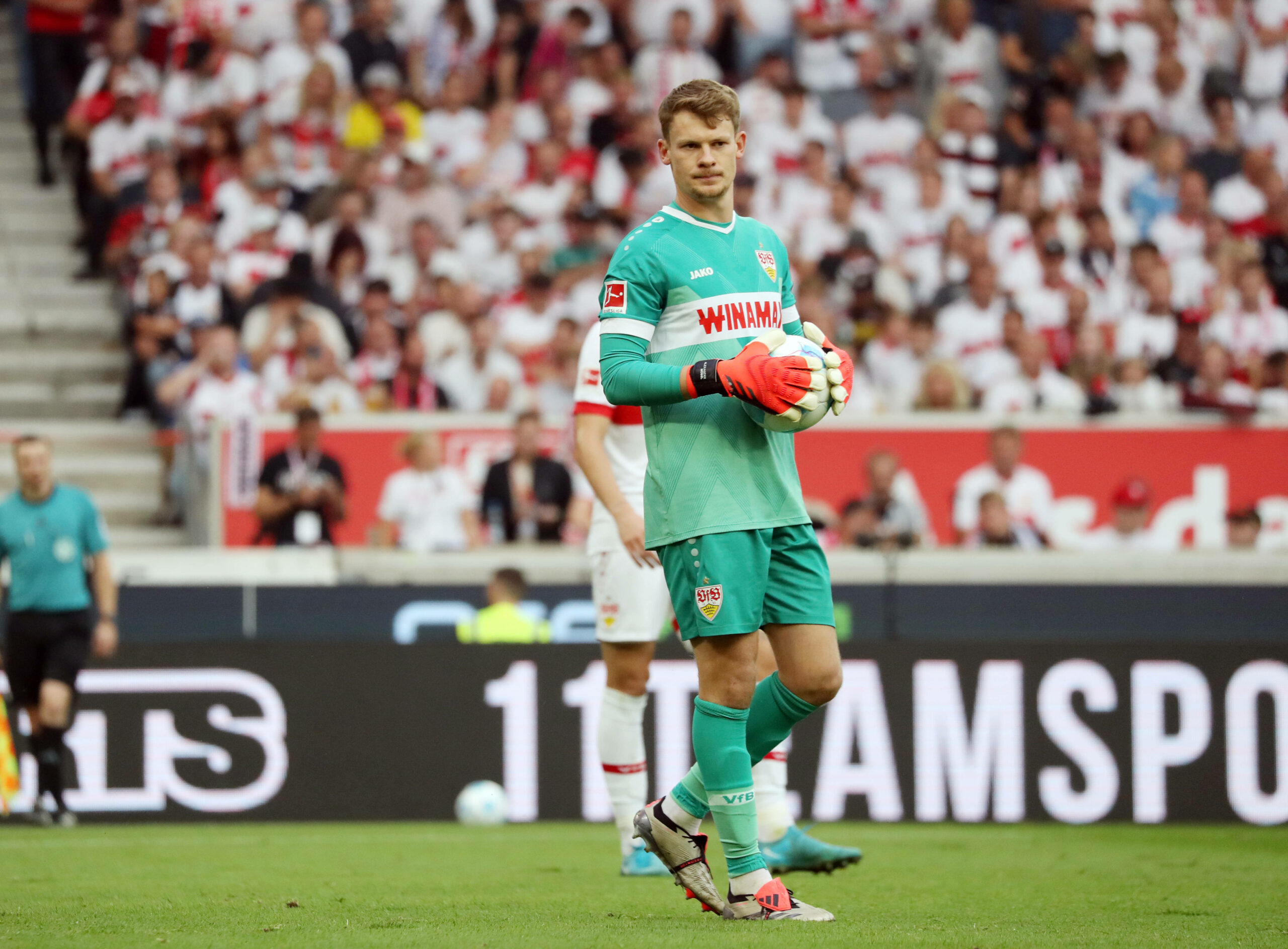 Alexander Nübel hält den Ball in den Händen