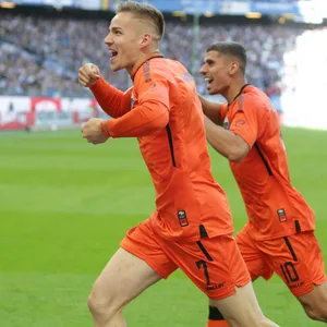 Filip Bilbija läuft beim Torjubel zur Gästekurve