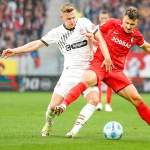 Johannes Eggestein bringt seinen Bruder Maximilian zu Fall