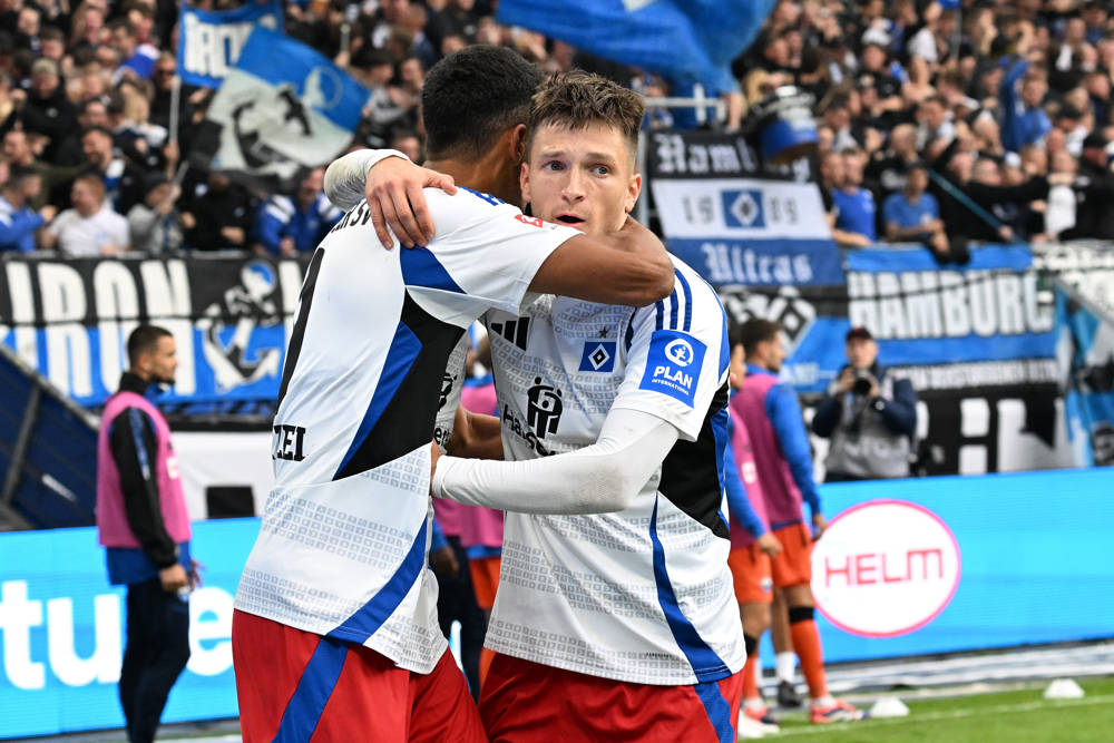 HSV-Profi Noah Katterbach (r./mit Torschütze Robert Glatzel) feierte gegen Paderborn seinen Zweitliga-Einstand in dieser Saison.