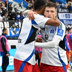 HSV-Profi Noah Katterbach (r./mit Torschütze Robert Glatzel) feierte gegen Paderborn seinen Zweitliga-Einstand in dieser Saison.