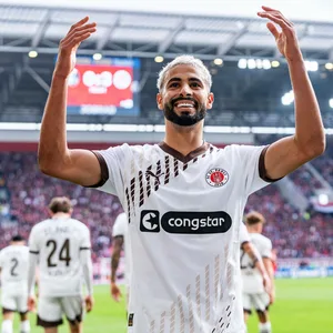 Elias Saad jubelt vor der Fankurve