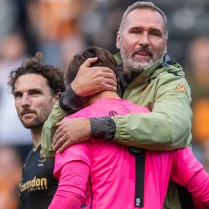 Tim Walter umarmt Hull-Keeper Ivor Pandur