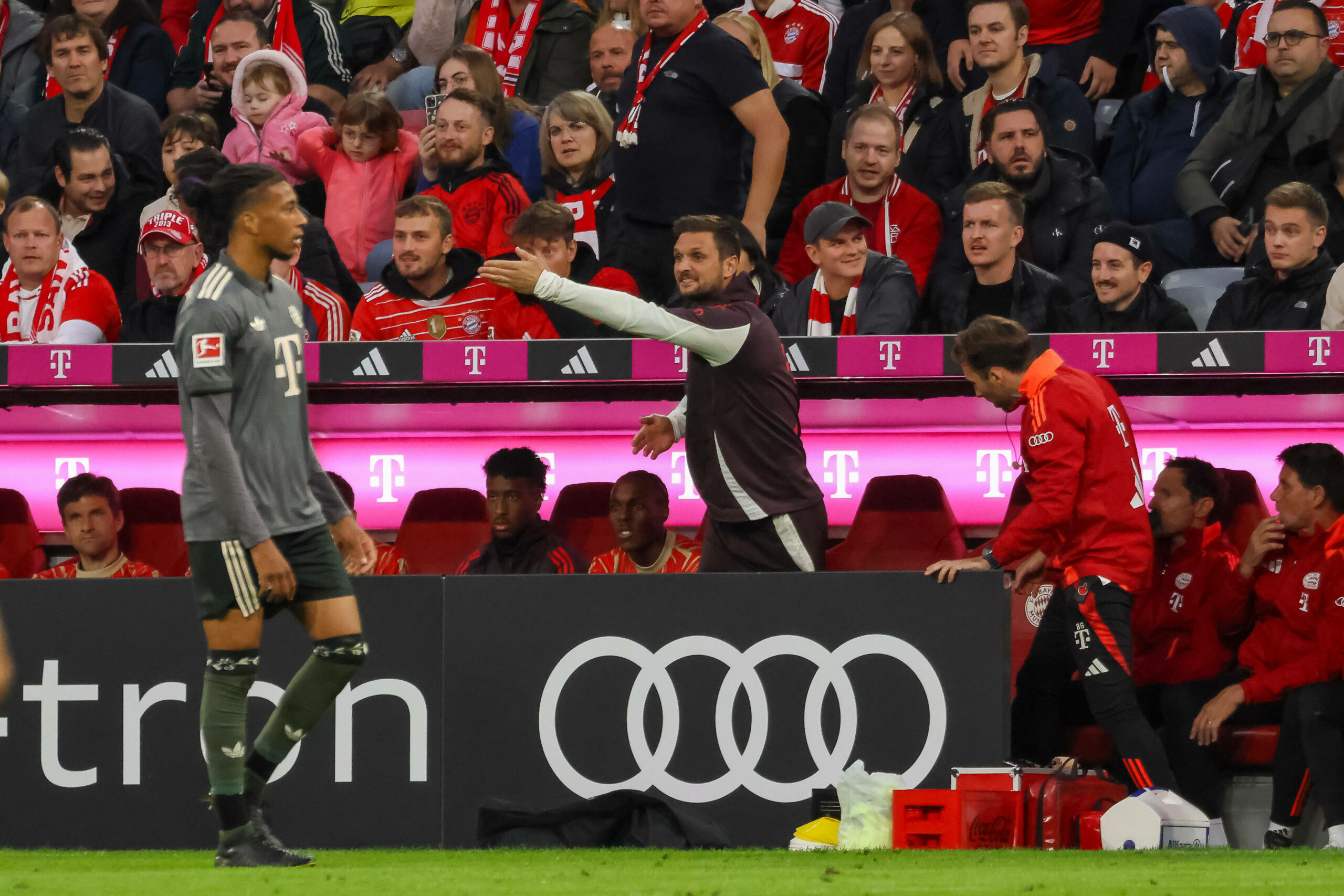 Sven Ulreich gestikuliert auf der Bank