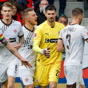 Die Kollegen um Hauke Wahl feiern Nikola Vasilj für den von ihm gehaltenen Elfmeter