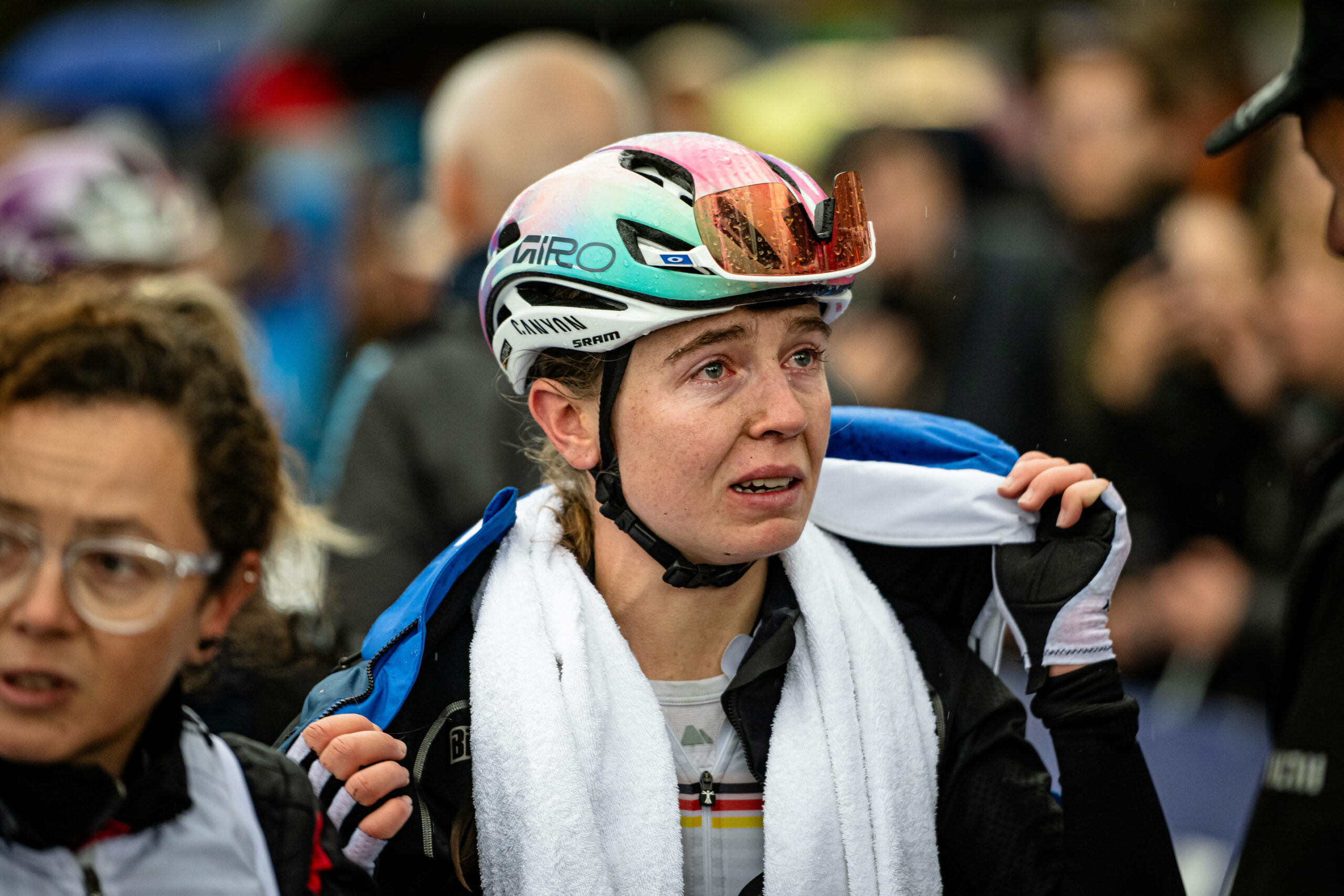 Antonia Niedermaier mit tränen in den Augen