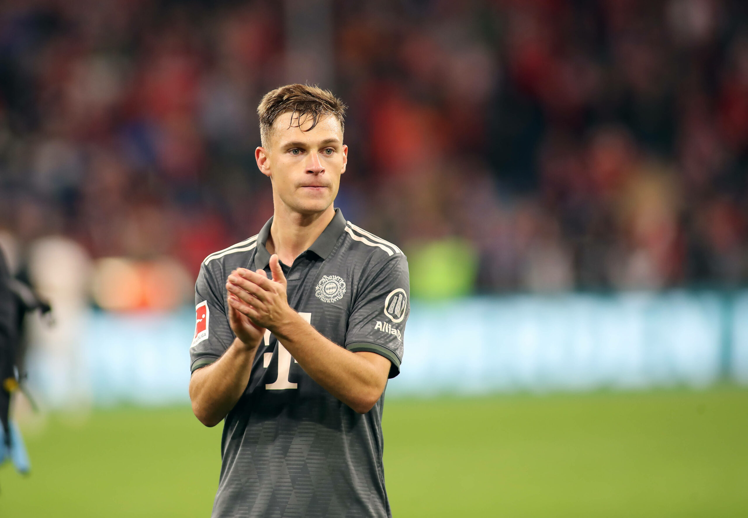 Joshua Kimmich bedankt sich bei den Fans