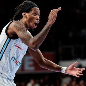 Keondre Kennedy gestikuliert und kann es nicht glauben.