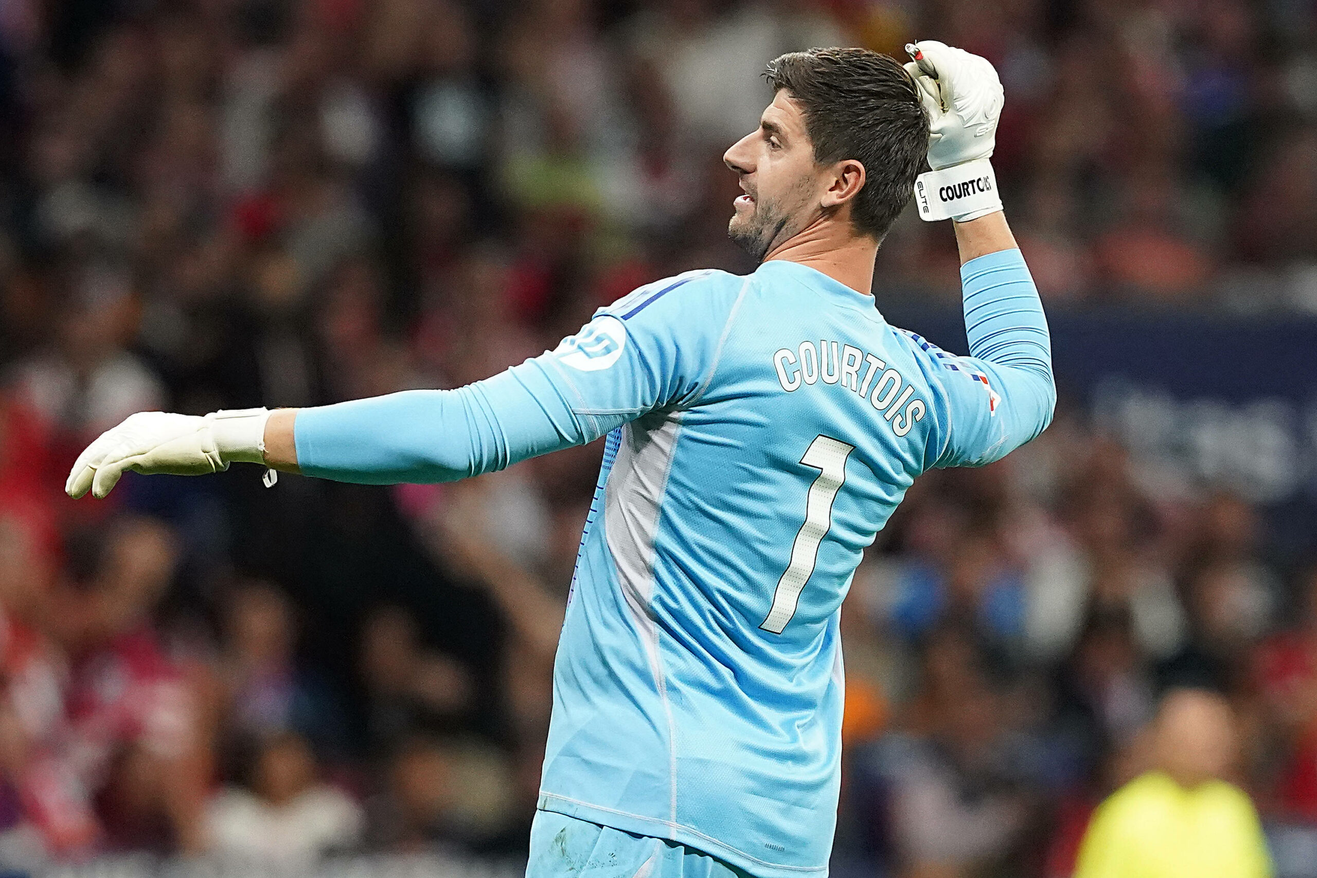 Thibaut Courtois wirft die Feuerzeuge zurück.