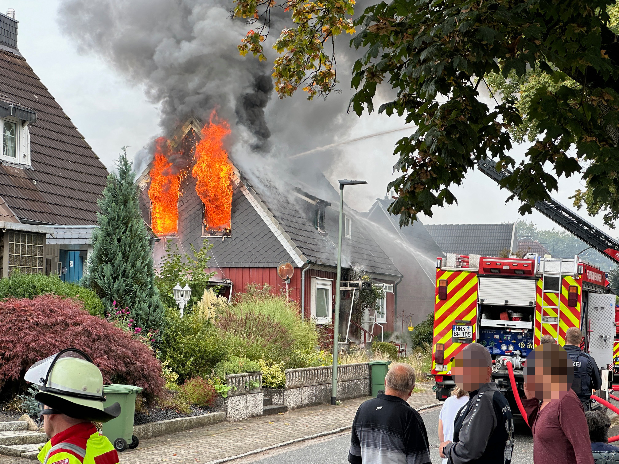 Das Einfamilienhaus in Neumünster stand beim Eintreffen der Feuerwehr lichterloh in Flammen.