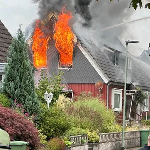Das Einfamilienhaus in Neumünster stand beim Eintreffen der Feuerwehr lichterloh in Flammen.