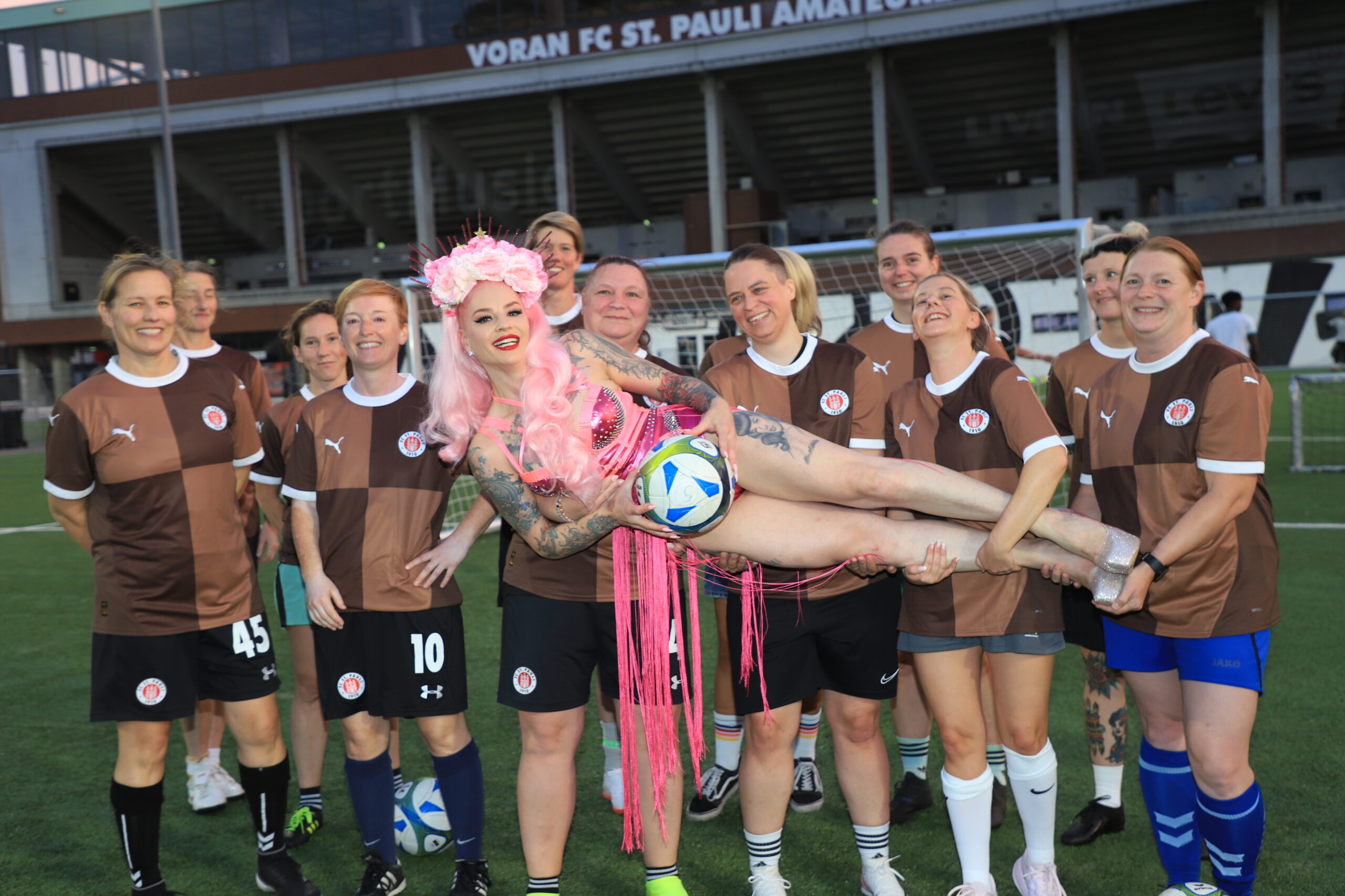 Pinkes Fransen-Outfit statt braunes Trikot: Bella la Donna und die Fußballerinnen der 5. Frauenmannschaft (Ü35) vom FC St. Pauli.