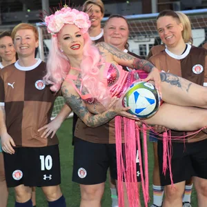 Pinkes Fransen-Outfit statt braunes Trikot: Bella la Donna und die Fußballerinnen der 5. Frauenmannschaft (Ü35) vom FC St. Pauli.