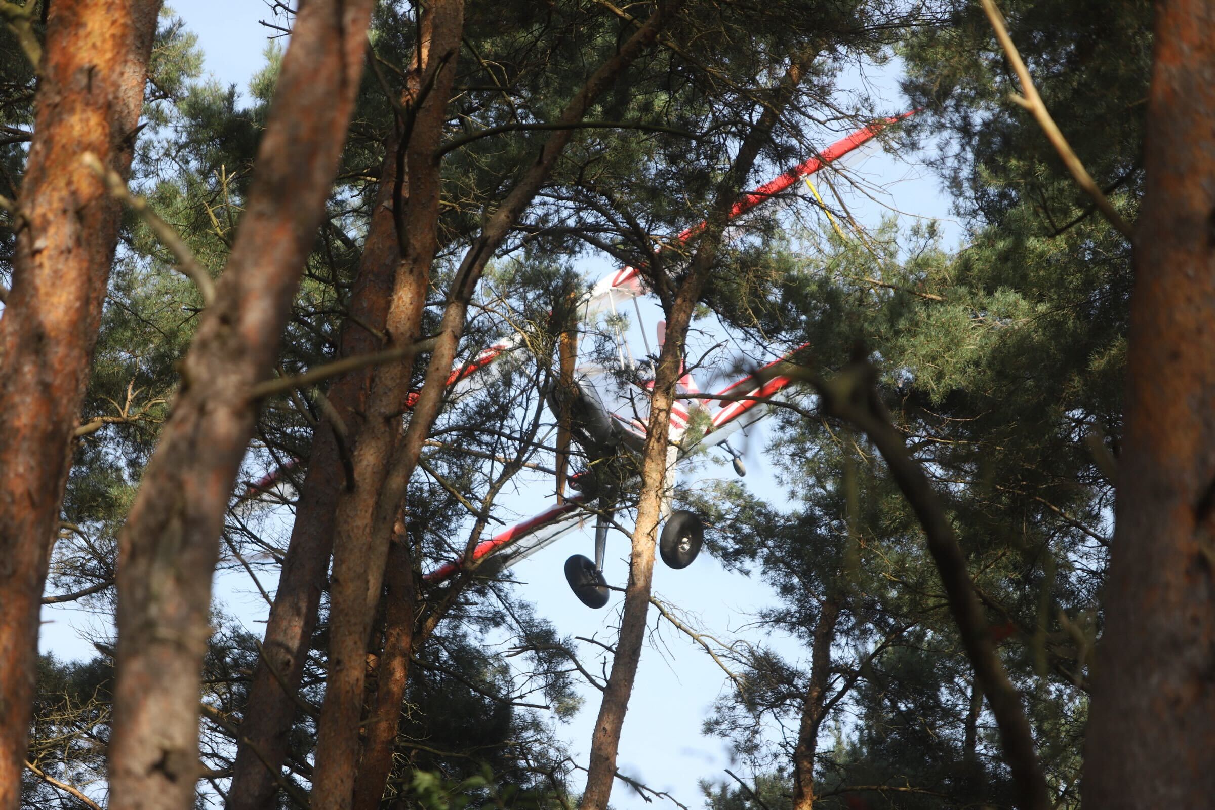 Unglück an Flugplatz bei Uetersen. Sportflugzeug verfängt sich in Baumwipfeln.