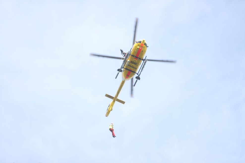 Flugzeug stürzt ab und bleibt in Baum hängen – Großeinsatz bei Hamburg