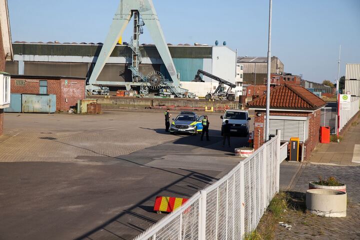 Ein Polizeiauto steht auf dem Gelände der ehemaligen Sietas-Werft