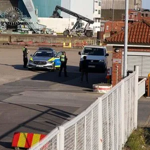 Ein Polizeiauto steht auf dem Gelände der ehemaligen Sietas-Werft