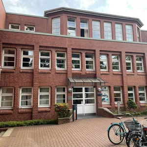 Im Rathaus Stellingen sitzt die Abteilung Bildung und Teilhabe des Fachamts Grundsicherung und Soziales des Bezirksamts Eimsbüttel. Für Bürger ist das nicht ohne Weiteres nachvollziehbar.