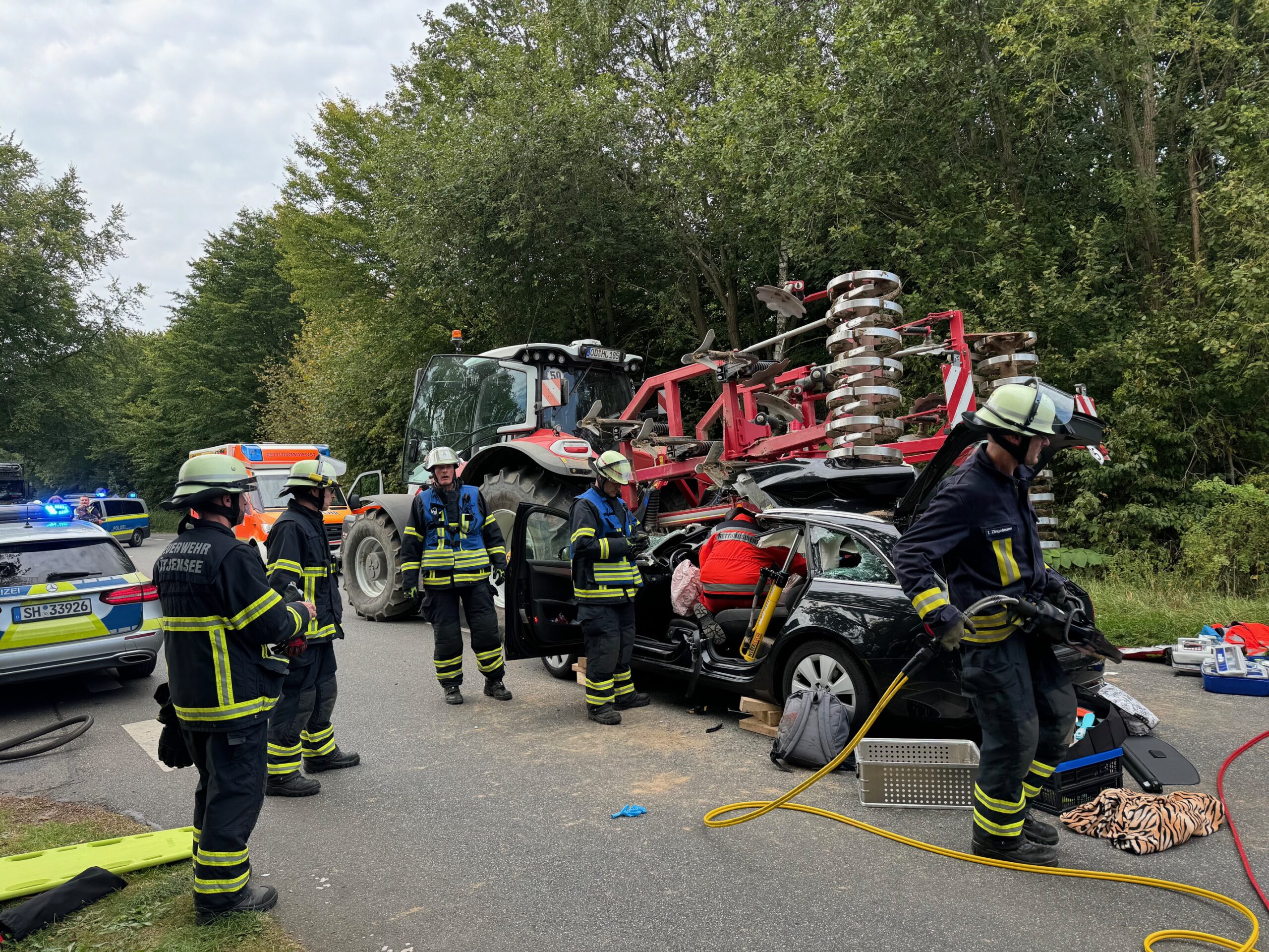 Die Fahrerin des Audi A4 ist scheinbar mit hoher Geschwindigkeit in das Arbeitsgerät des Traktors gefahren.