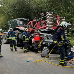 Die Fahrerin des Audi A4 ist scheinbar mit hoher Geschwindigkeit in das Arbeitsgerät des Traktors gefahren.