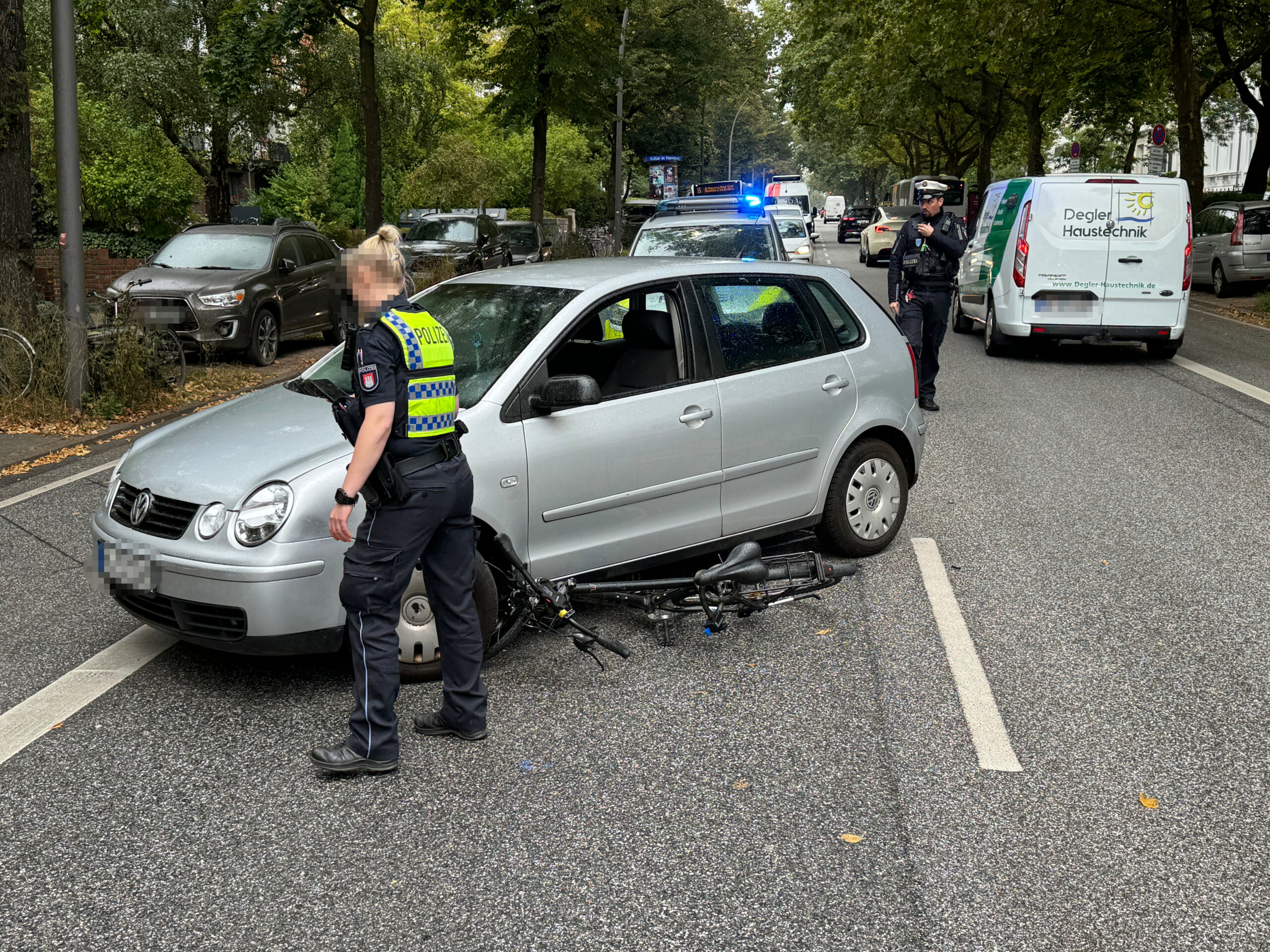 Das Fahrrad wurde bei dem Unfall unter dem Polo eingeklemmt und nach ersten Informationen vollständig zerstört. Für die Rettungs- und Ermittlungsarbeiten sperrte die Polizei die Hallerstraße kurzfristig. Die Ermittlungen zur Unfallursache wurden eingeleitet.