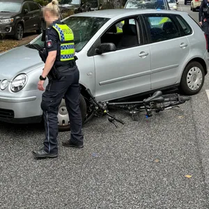 Das Fahrrad wurde bei dem Unfall unter dem Polo eingeklemmt und nach ersten Informationen vollständig zerstört. Für die Rettungs- und Ermittlungsarbeiten sperrte die Polizei die Hallerstraße kurzfristig. Die Ermittlungen zur Unfallursache wurden eingeleitet.
