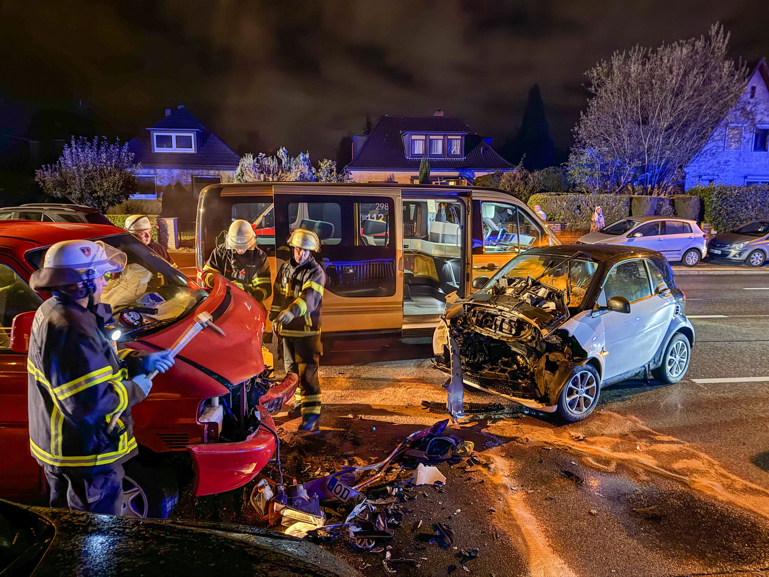 us bislang ungeklärten Gründen steuerte die Fahrerin eines Kleinwagens in den Gegenverkehr und kollidierte dort mit einem entgegenkommenden VW-Bus.