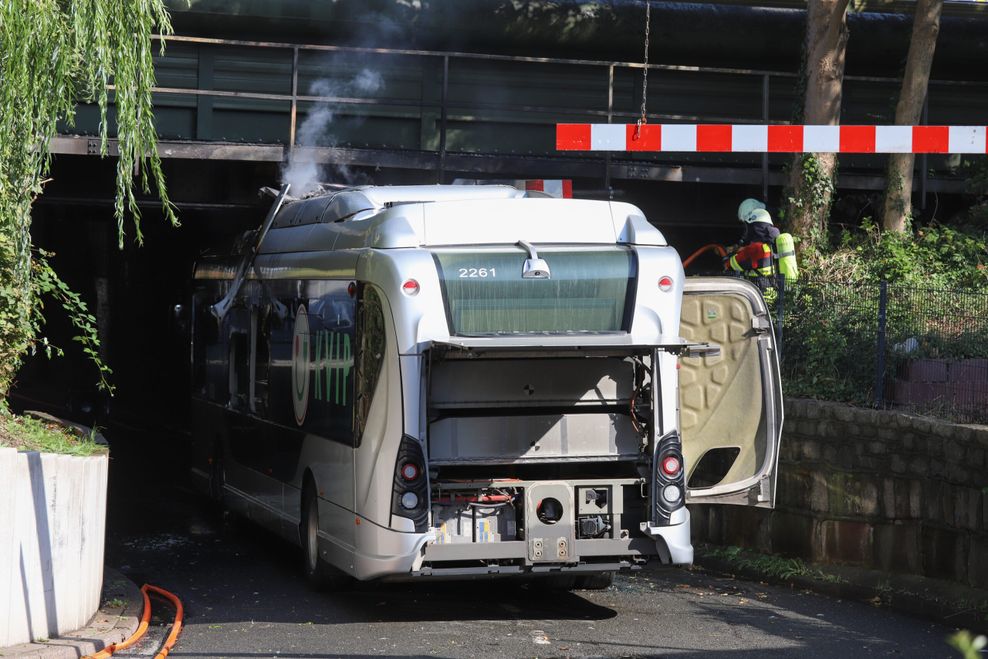 Akkus auf dem Dach des Busses in Brand