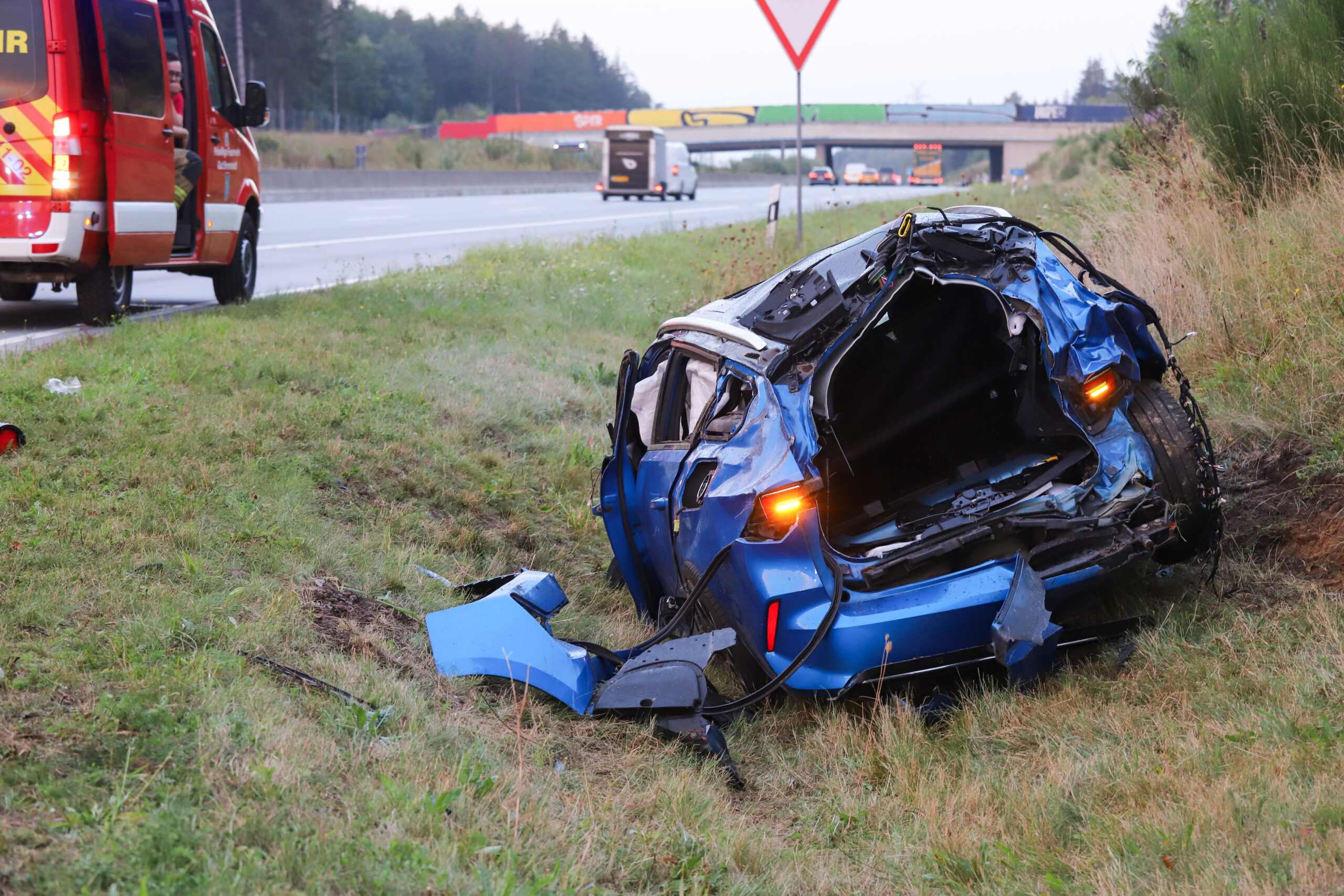 Der Fahrer kollidiert auf der A7 zunächst mit einer Betonwand, durchbrach anschließend eine Leitplanke und überschlug sich mindestens einmal.